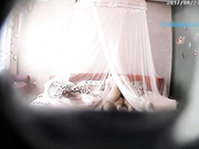 主题酒店娇小漂亮美女被男友来回爆操了5次,个子太高弯着腰还插不进去