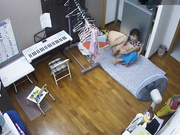 家庭网络摄像头TP妹子练完琴和男友手机视频自慰给对方看