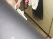 国内商场试衣间偷拍两性感美女闺蜜逛女装店,轮流试衣服