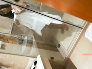 性感漂亮的96年美女酒店开房故意洗澡诱惑前来送酒的服务员说：把我小骚逼操翻,养死了,射里面,不会有后顾之忧!