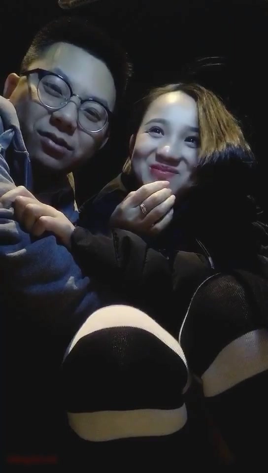 气质颜值美女卡扣妹妹与海龟男友寒冷夜晚在户外大街上啪啪全程露脸非常给力