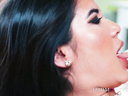 Under The Sun 阳光下两个骚妇舔一屌