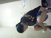 商场厕所全景偷拍 短牛仔粉内裤女店员 真是逼中极品