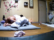 家用网络摄像头被黑TP金链子中年大叔地板玩操媳妇捅几下看会电视换个姿势继续干内射宠物狗观战