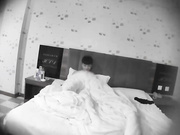 酒店360TP有点2逼的年轻小情侣不会弄遥控器衣服也不穿上就把手拿对讲机的巡房大妈叫来