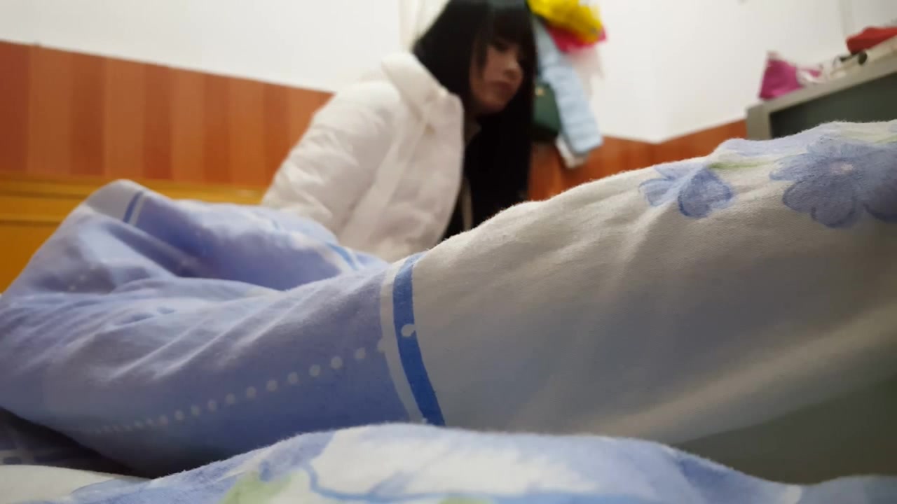 嫖妓达人城中村转悠一圈最后碰到位漂亮水嫩的90后美女,正操着听见门口有人在说话,美女让赶紧快操!国语!