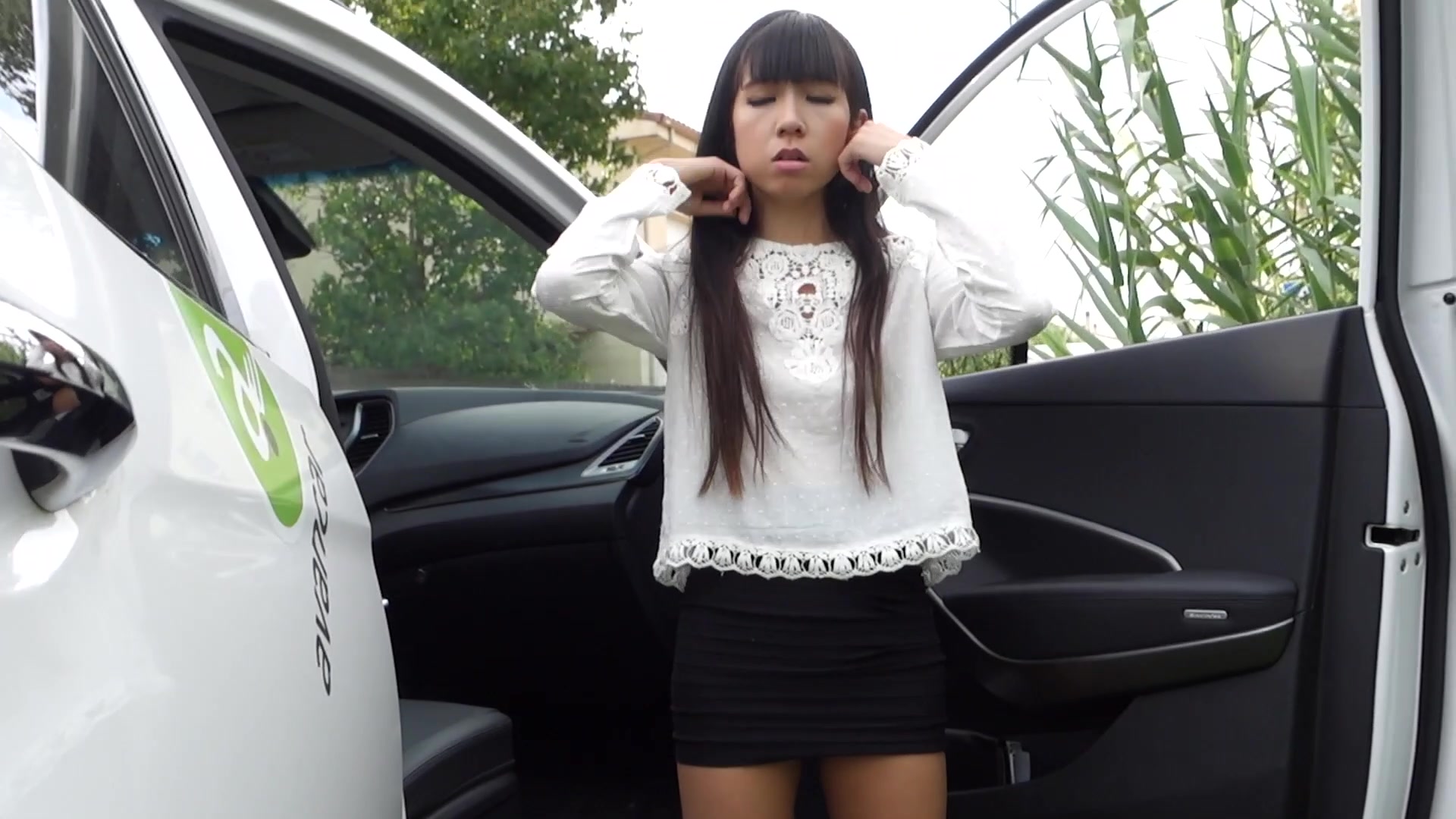 非常火的迪卡侬门事件女主角CB站中日混血妹公路住宅区旁与大屌男车震口爆吞精射到腿上的精液也要拾起来吃了