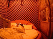 专业情趣炮房年轻小情侣开房爱爱找快活属实激情用打炮椅干亮点是妹子发现有摄像头还问安装它干嘛啊