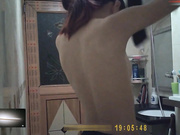 出租屋偷装摄像头偷窥年轻苗条表姐洗澡穿衣