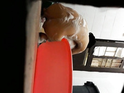 色房东装修留一手在洗澡房下面留一条大缝方便偷窥女租客洗澡