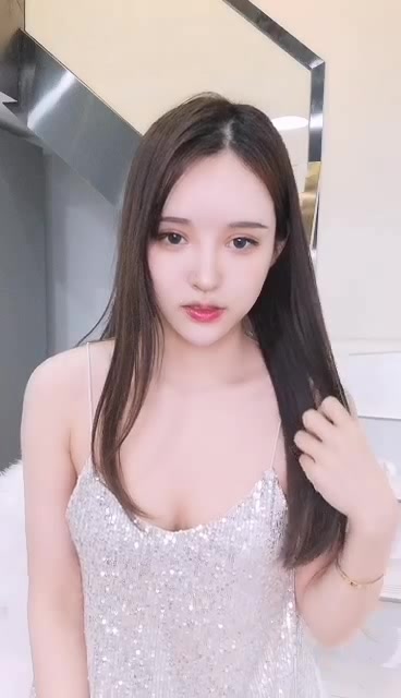 高颜值长相甜美舞蹈学院妹子脱衣舞诱惑 吊带装边扭边脱掉很是诱人道具JJ抽插骑乘