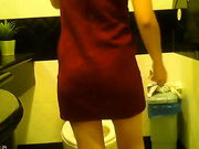 会展中心偷拍两个嘘嘘换内衣的模特,白皙的大奶子和微张的无毛馒头鲍着实诱人，肯定不少人操过