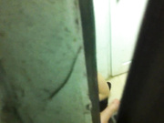 城中村出租屋窗外偷窥大奶打工妹洗澡，洗完擦干头发整理那浓密的黑森林