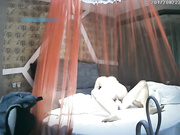 紅帳房偷拍喜歡健身的清純美女被剛認識的健身教練各種動作操了30多分鐘還不射,妹子受不了