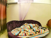 精品酒店情趣房偷拍两个社会小青年带着两个美女轮流在大床上啪啪感觉纹身哥特别猛