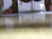 高清开闪光灯厕拍陪奶奶出来逛公园的乖巧小处女,被她发现后急忙用纸巾把B挡住不让我拍