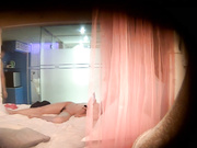 时尚气质的白领美女酒店和久未见面的情人开房,进屋就被抱到床上扒掉裤子开操,各种高难度动作干了3次,要干肿!