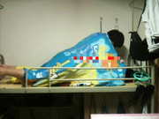 网传高校宿舍门事件同学带女友回宿舍嫖宿被室友围观调侃完事后解下避孕套给同学被骂恶心