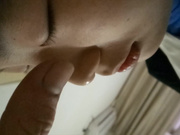 【真实MJ】把高中小嫩妹搞晕，躺在床上鼾声如雷，玩弄青春胴体和粉嫩鲍鱼，尿道口阴道口看得清清楚楚