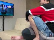 高颜值混血大眼小美女 趁她玩游戏就开艹，弄得没法打游戏，太爽了，内射后口爆又来一发，好羡慕啊！！！~1