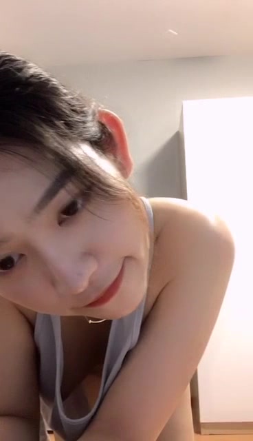 颜值不错红唇妹子和炮友啪啪，口交后入猛操呻吟娇喘掰穴特写，搞完浴室洗澡非常诱人