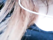 颜值不错少妇在家大黑牛自慰，再和炮友开车户外停路边车内口交骑乘啪啪，开裆肉丝震动非常诱人