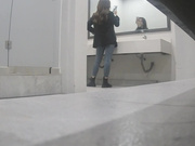 最新流出办公楼厕拍系列 漂亮的妹子尿尿前先要对着镜子来几张美美的自拍