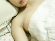 鸡巴痒痒了玩玩小孕妇，抠抠骚逼给狼友看看特写玩玩胀胀的大奶头，调教一下小母狗，鸡巴塞嘴里爽一下