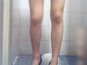 思密达美女丝袜蹲厕前面固定偷拍地太滑有个气质高跟妹子不小心摔了一跤