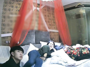 艺术复古风有点像姐弟恋的学生情侣开房爱爱脱光了吃东西然后开始啪啪啪歇歇干干搞了不知道几炮年轻人激情