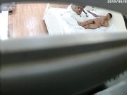 八月最新流出情趣酒店拍攝到的學生模樣眼鏡妹約炮大叔開房 69騎乘後入爽的欲仙欲死絕對老司機啊 720P高清原版