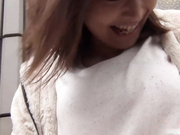 猥琐男户外偸拍2位短裙美女被发现后勾引过来找个隐蔽地方扒开骚穴让他对着B打飞机精液射B上