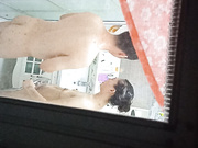 偷拍楼下夫妻一起洗澡