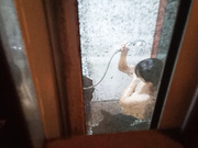 偷拍楼上萌妹子洗澡