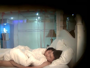 360监控真实记录 小伙和极品美少妇酒店里爱爱全过程