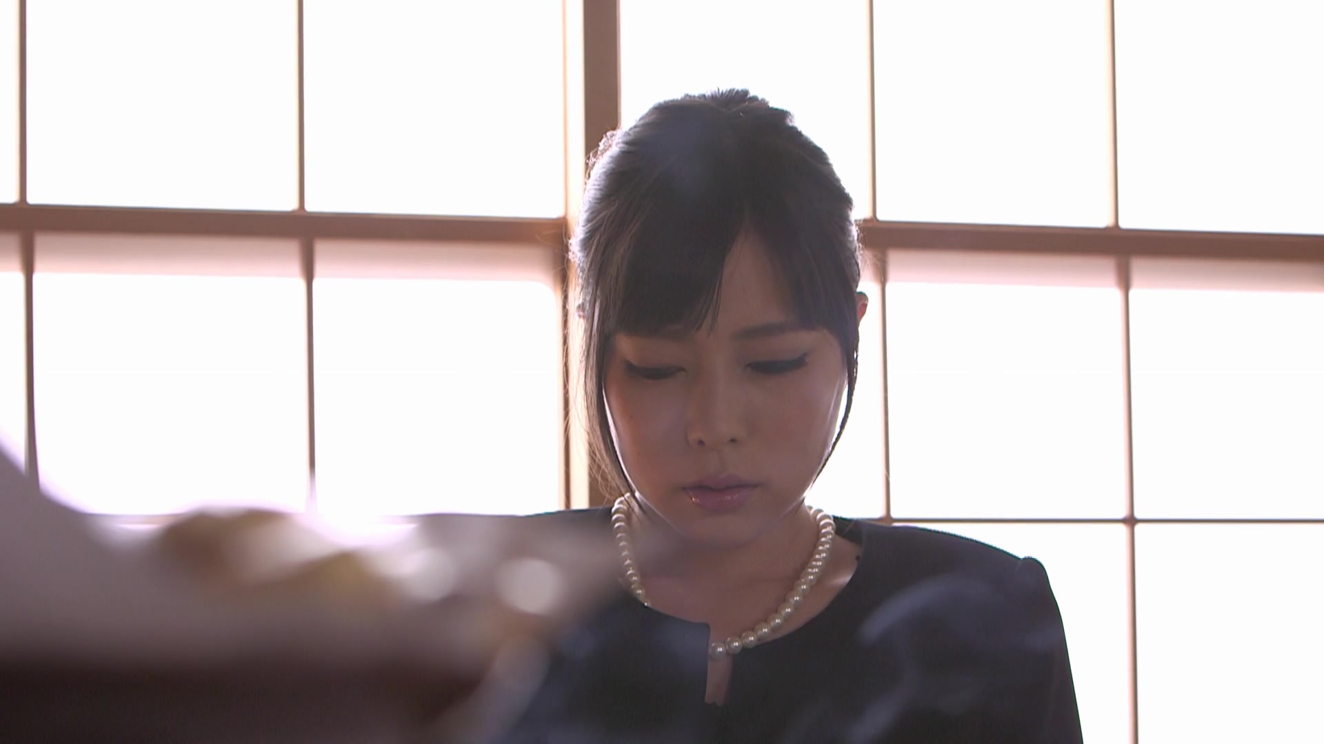 [JUY-295] 在丈夫的遗像前被侵犯达到疯狂高潮的我 白石りん - 1of5