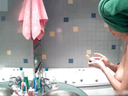 【稀缺資源】奶子很漂亮的美女浴室洗澡 擦香香 雪白肌膚堅挺美乳看到讓人欲火焚身～720P高清