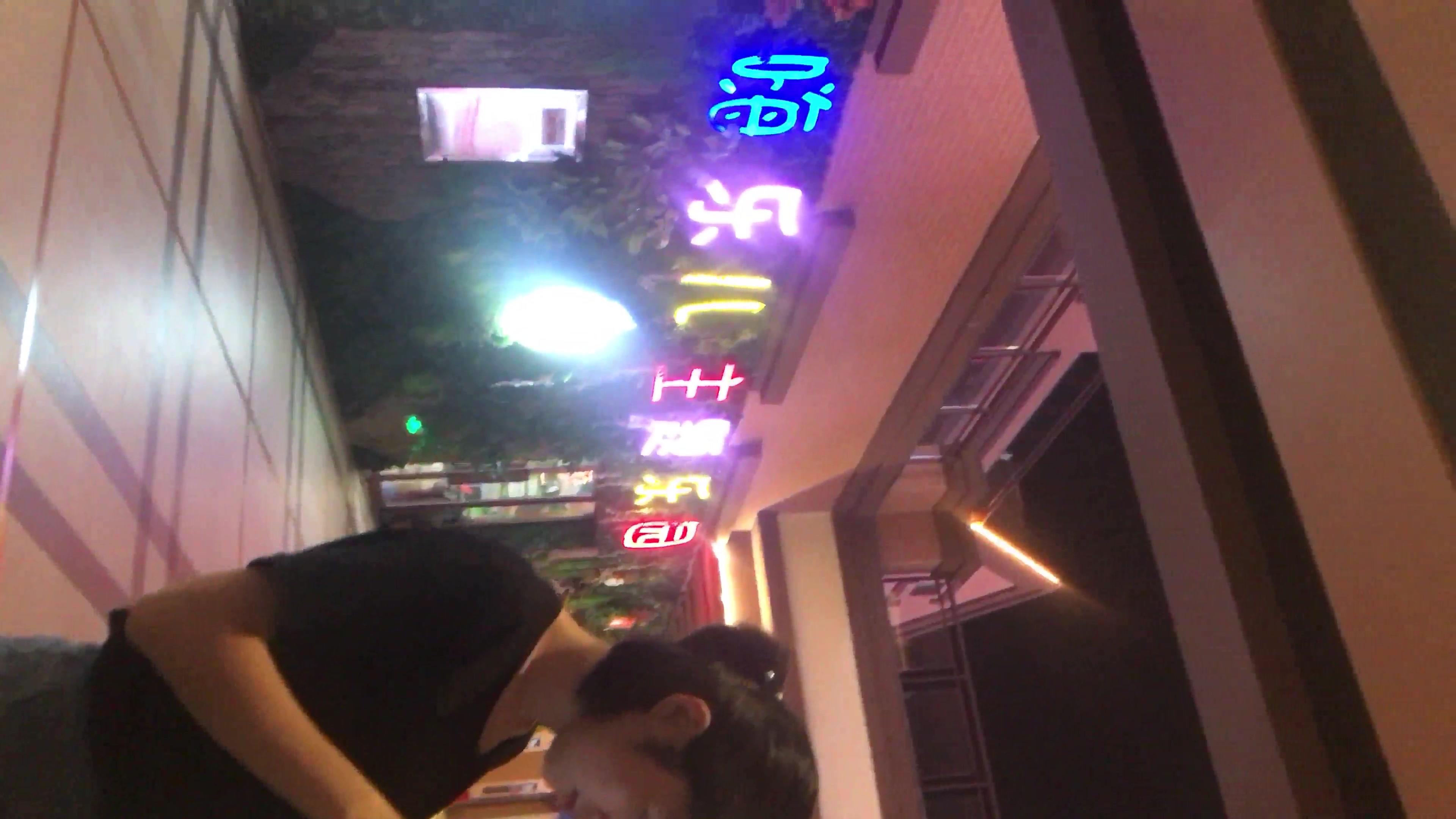 廁拍大神潛入某商城餐廳公共女廁近距離拍攝漂亮妹子如廁 肥嫩逼逼看得誘惑十足 露臉高清無水印