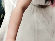 影楼里4P乱操 摄影师爆操婚纱新娘 伴娘还帮忙打灯吃鸡摸蛋 沙发上骑着操还被内射 玩的太疯狂了