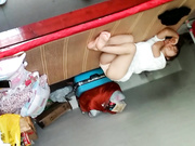 续集！偷拍午睡的少妇，被发现了，肥鲍！