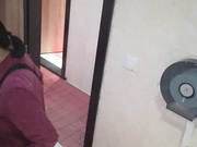 饭店女厕所偷拍年轻少妇腿特别的美