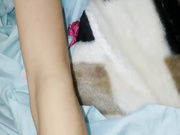 小哥出租屋露脸约炮美女同事 跳蛋和大鸡巴都无法满足她 最后用手指帮她到了高潮