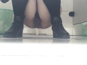 廁拍大神高鐵候車大廳公共衛生間偷拍各式美女少婦如廁噓噓 顏值得蠻高的 1080P高清原版