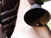 极品身材火爆的金发女模野外裸体骑木马，马背上有一个假屌爽死她了