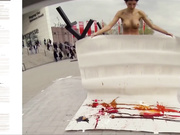 很火的瑞典行为女艺术家MiloMoire在人来人往的广场上全裸BB吐球作画展示行为艺术720P高清