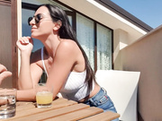 在露台上做爱-danika Mori骑着巨大的鸡巴和喷