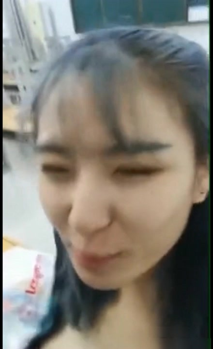 平台大学美女和男友在教室书桌上啪啪