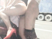 墨镜妹子深夜马路边引擎盖上抱着操后入猛干