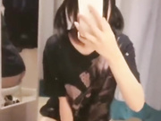 嫩嫩双马尾小萝莉拿着手机对着镜子好卡哇伊