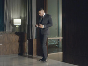 更深的。当她男朋友的前男友出现时，布莱克控制了局面